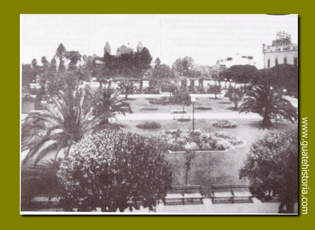 Parque Centenario y uno de sus dos famosos “peladeros” (bancas para charlar) 1955